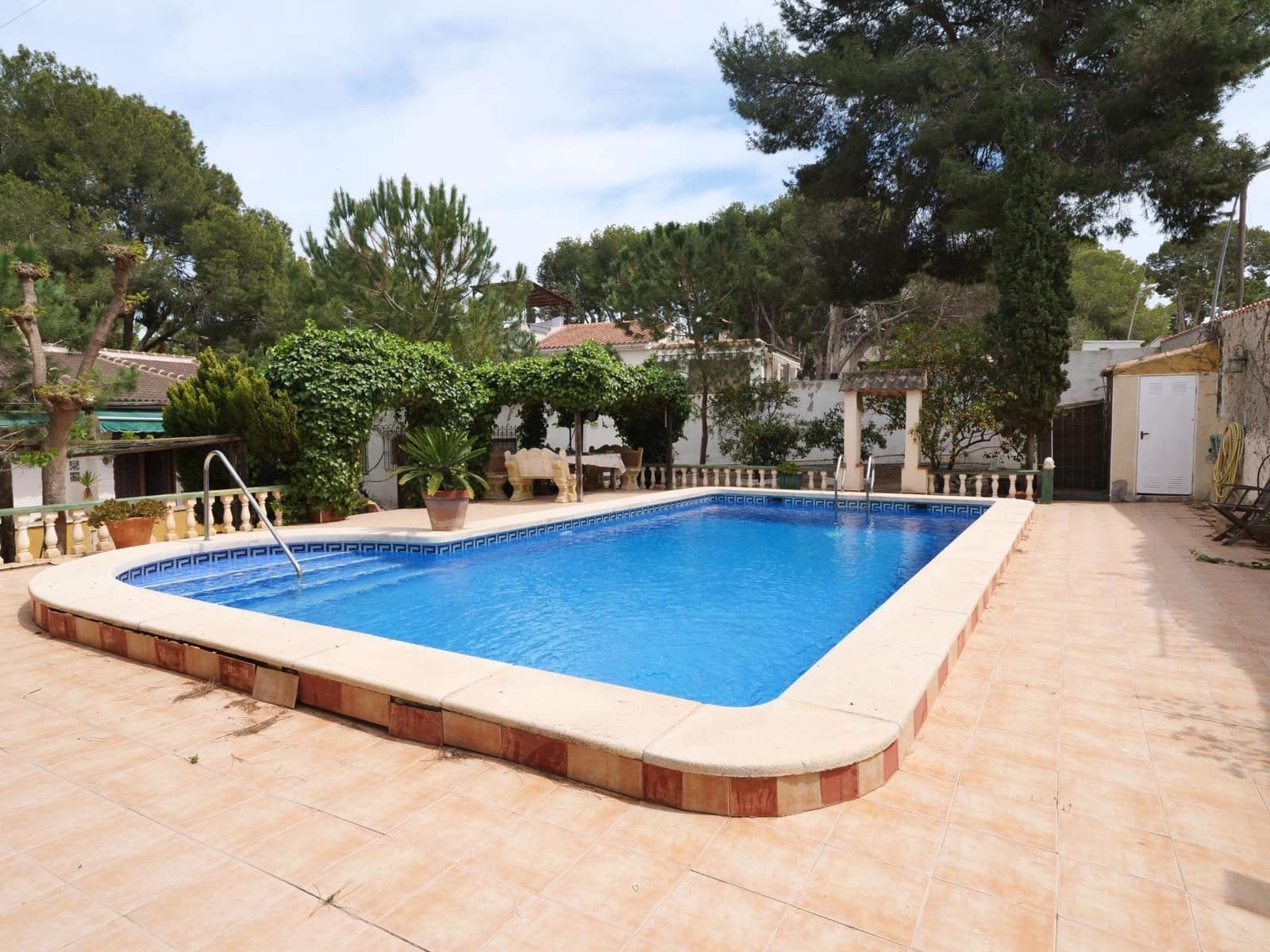 6 Zimmer Villa zu verkaufen in Los Balcones mit Pool Garage - 499.000 € (Ref: 9846657)