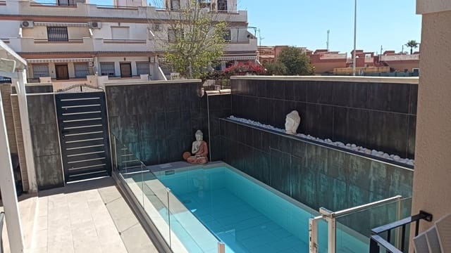 Adosado de 4 habitaciones en Aguas Nuevas, Torrevieja en venta con piscina - 319.990 € (Ref: 9846658)
