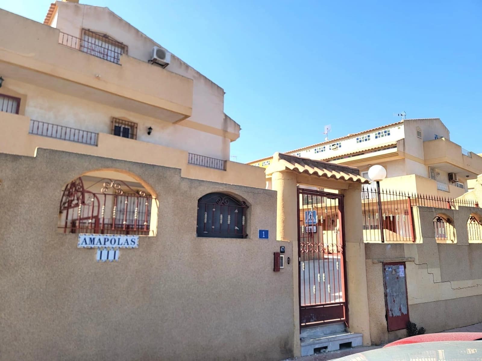 3 makuuhuone Rivitalo myytävänä paikassa Playa Flamenca mukana uima-altaan 
autotalli - 189 260 € (Ref: 9851973)