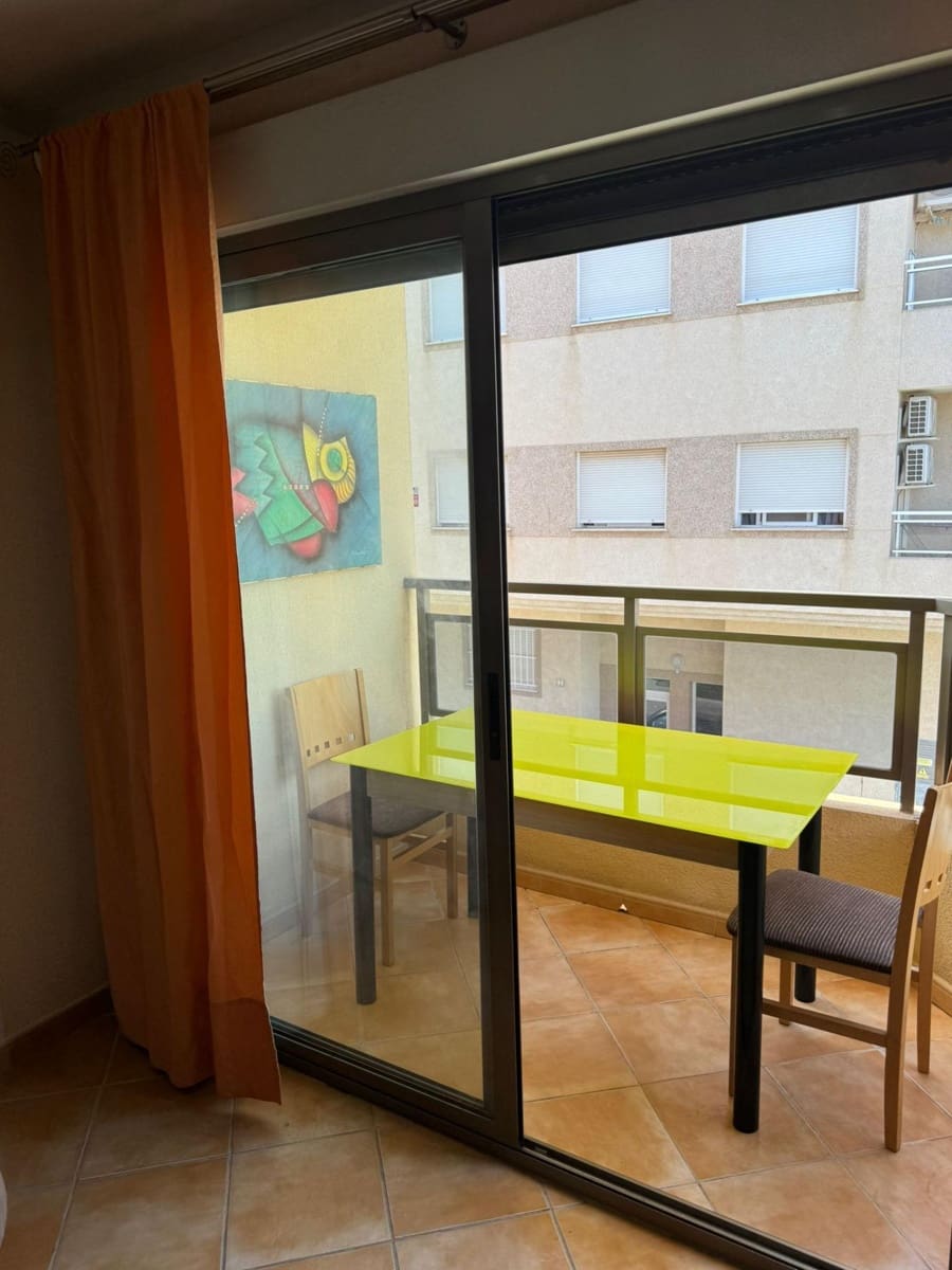 2 soveværelse Lejlighed til salg i Los Palacios med swimmingpool - € 94.990 (Ref: 9922541)