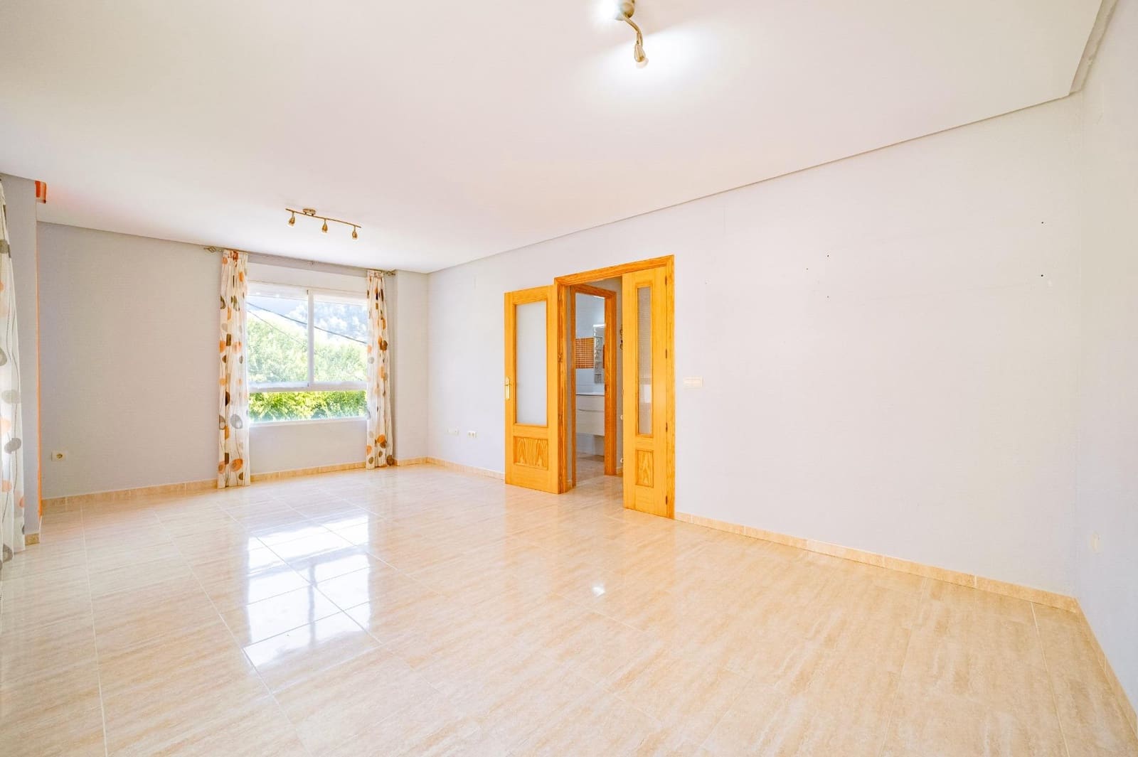 4 slaapkamer Rijtjeshuis te koop in La Pobla Tornesa met garage - € 215.000 (Ref: 9990879)