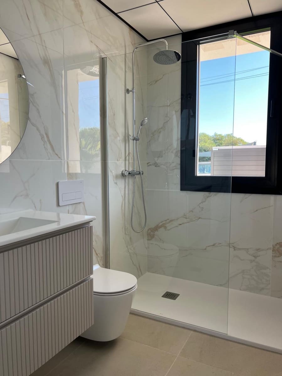 4 soverom Villa til salgs i Torrevieja med svømmebasseng garasje - € 850 000 (Ref: 9999698)