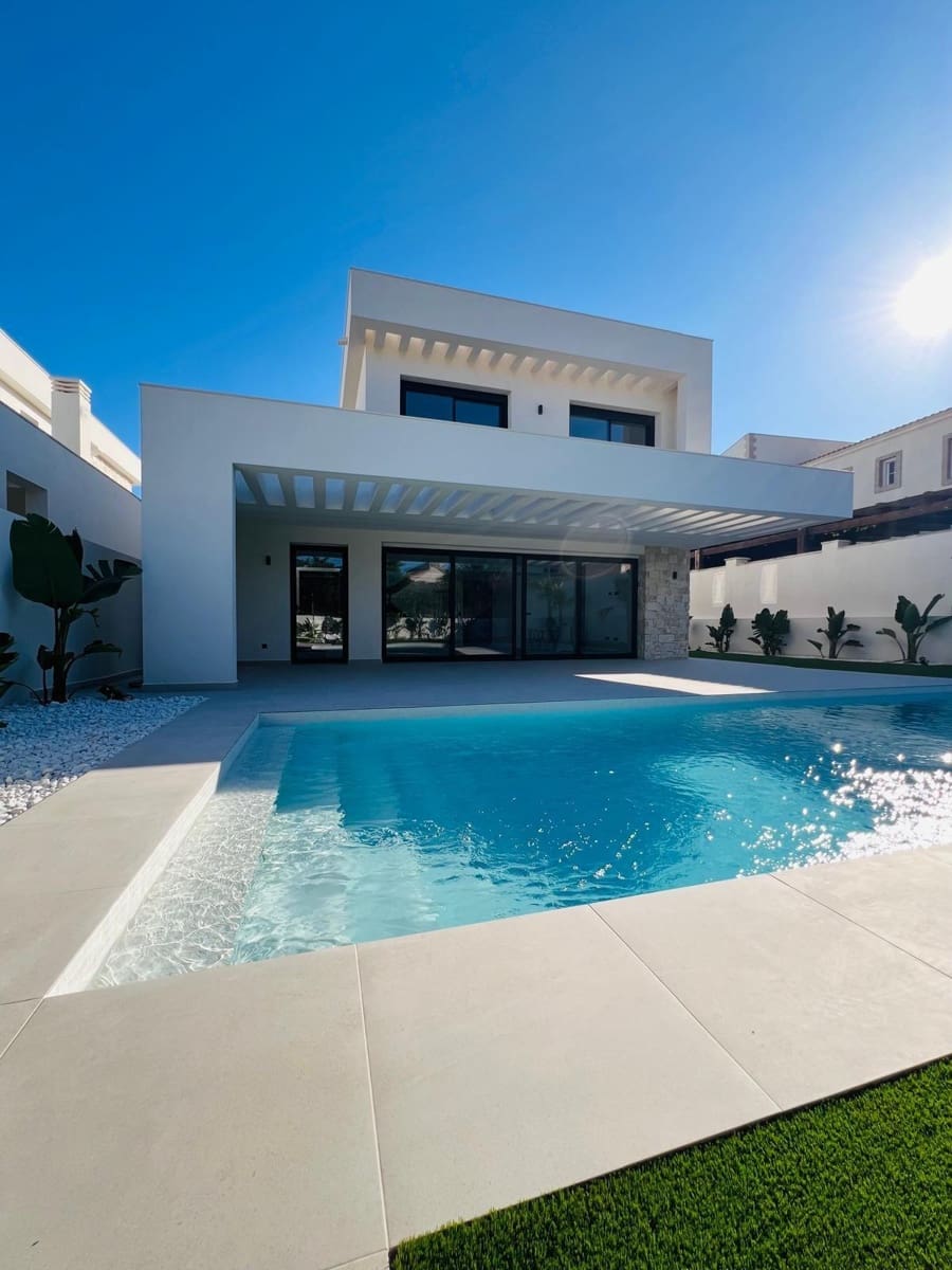 4 soverom Villa til salgs i Torrevieja med svømmebasseng garasje - € 850 000 (Ref: 9999698)