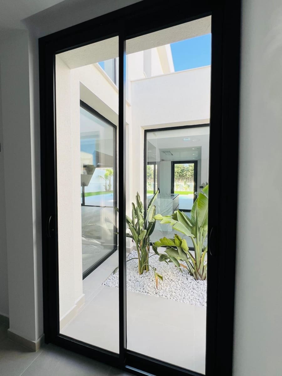 4 soverom Villa til salgs i Torrevieja med svømmebasseng garasje - € 850 000 (Ref: 9999698)