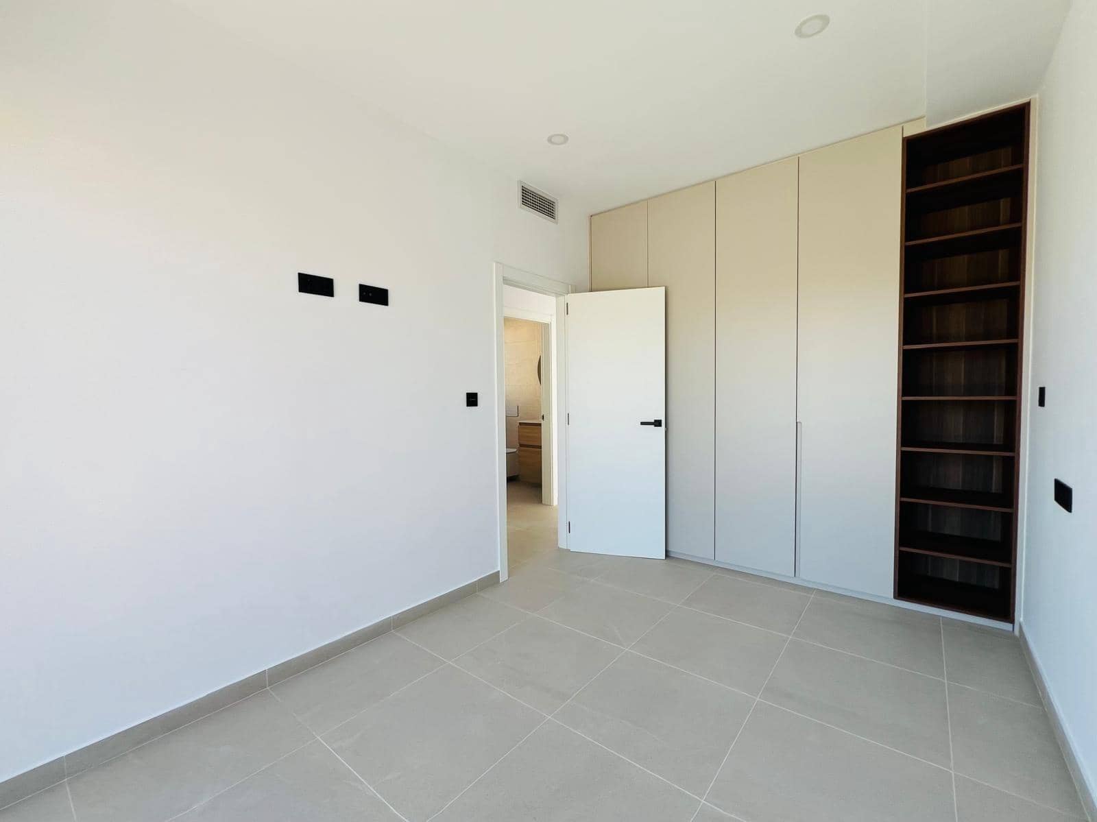 4 soverom Villa til salgs i Torrevieja med svømmebasseng garasje - € 850 000 (Ref: 9999698)