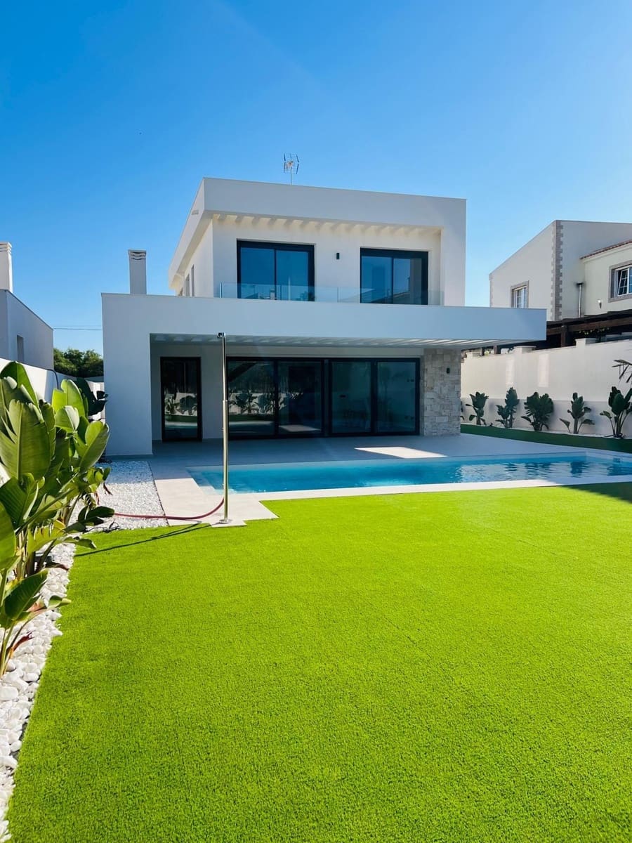 4 soverom Villa til salgs i Torrevieja med svømmebasseng garasje - € 850 000 (Ref: 9999698)