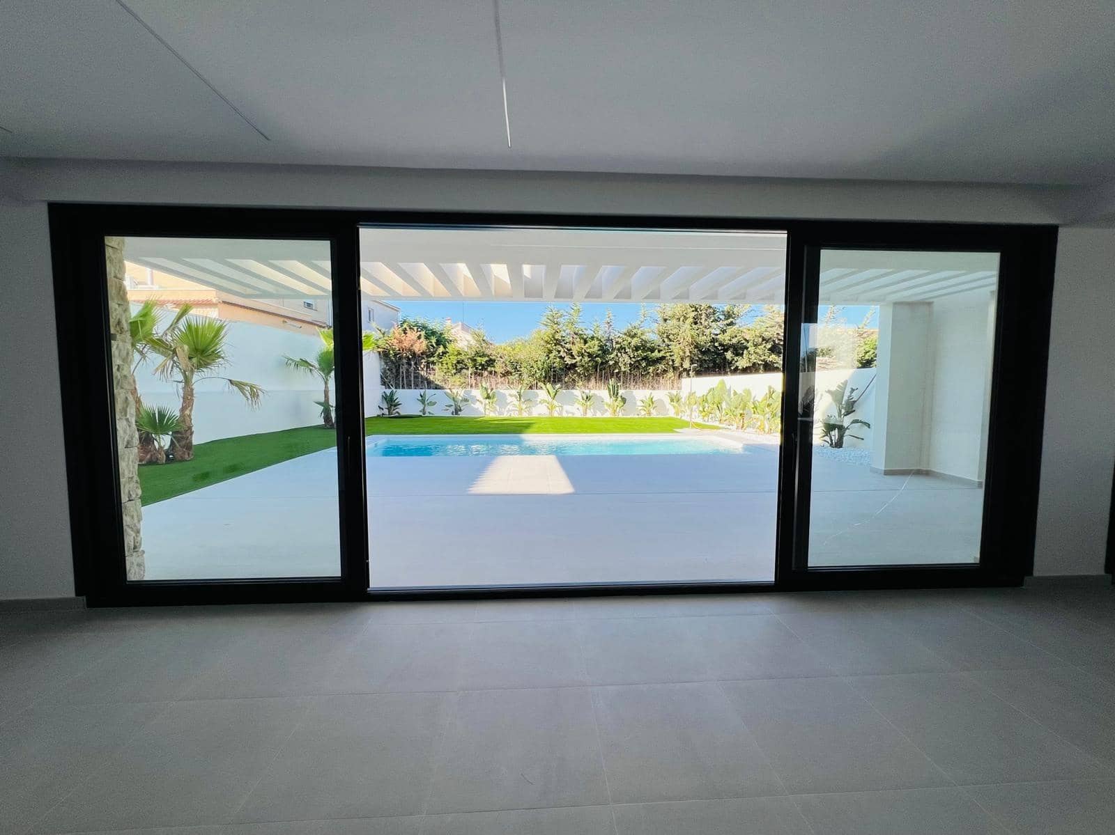 4 soverom Villa til salgs i Torrevieja med svømmebasseng garasje - € 850 000 (Ref: 9999698)
