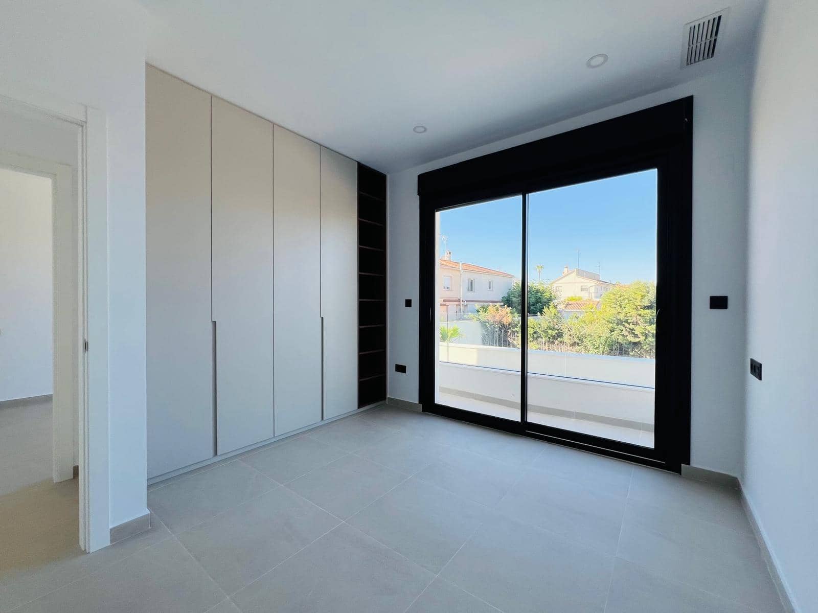 4 soverom Villa til salgs i Torrevieja med svømmebasseng garasje - € 850 000 (Ref: 9999698)