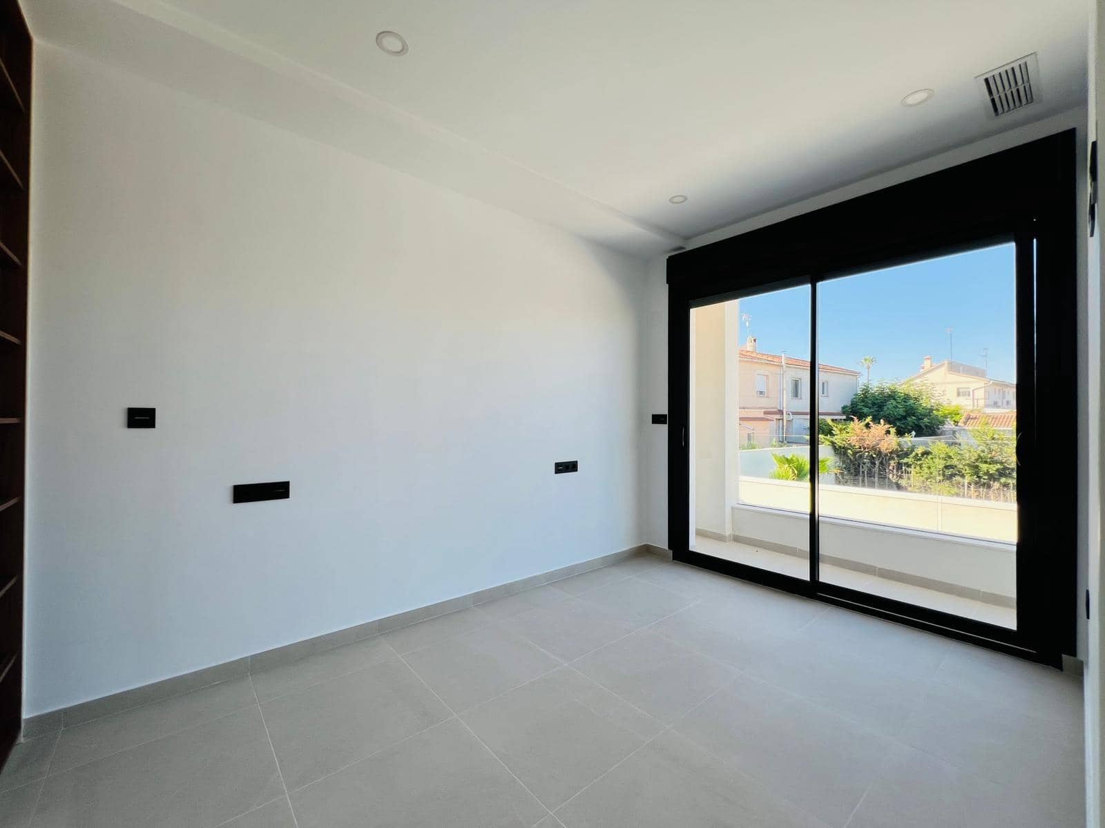 4 soverom Villa til salgs i Torrevieja med svømmebasseng garasje - € 850 000 (Ref: 9999698)