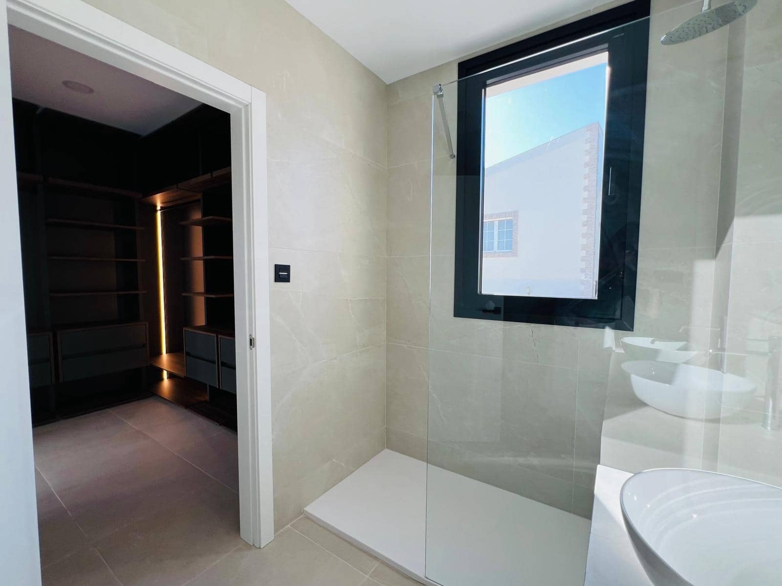 4 soverom Villa til salgs i Torrevieja med svømmebasseng garasje - € 850 000 (Ref: 9999698)