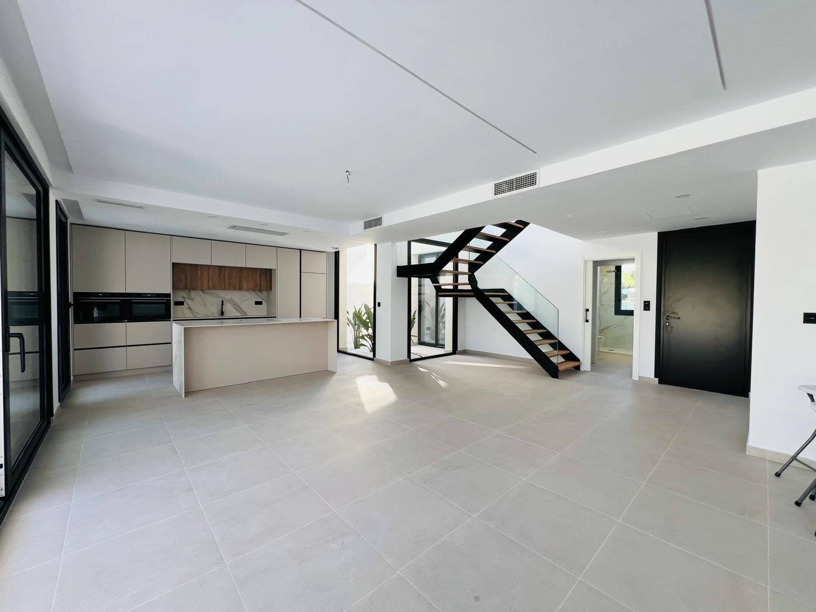 4 soverom Villa til salgs i Torrevieja med svømmebasseng garasje - € 850 000 (Ref: 9999698)