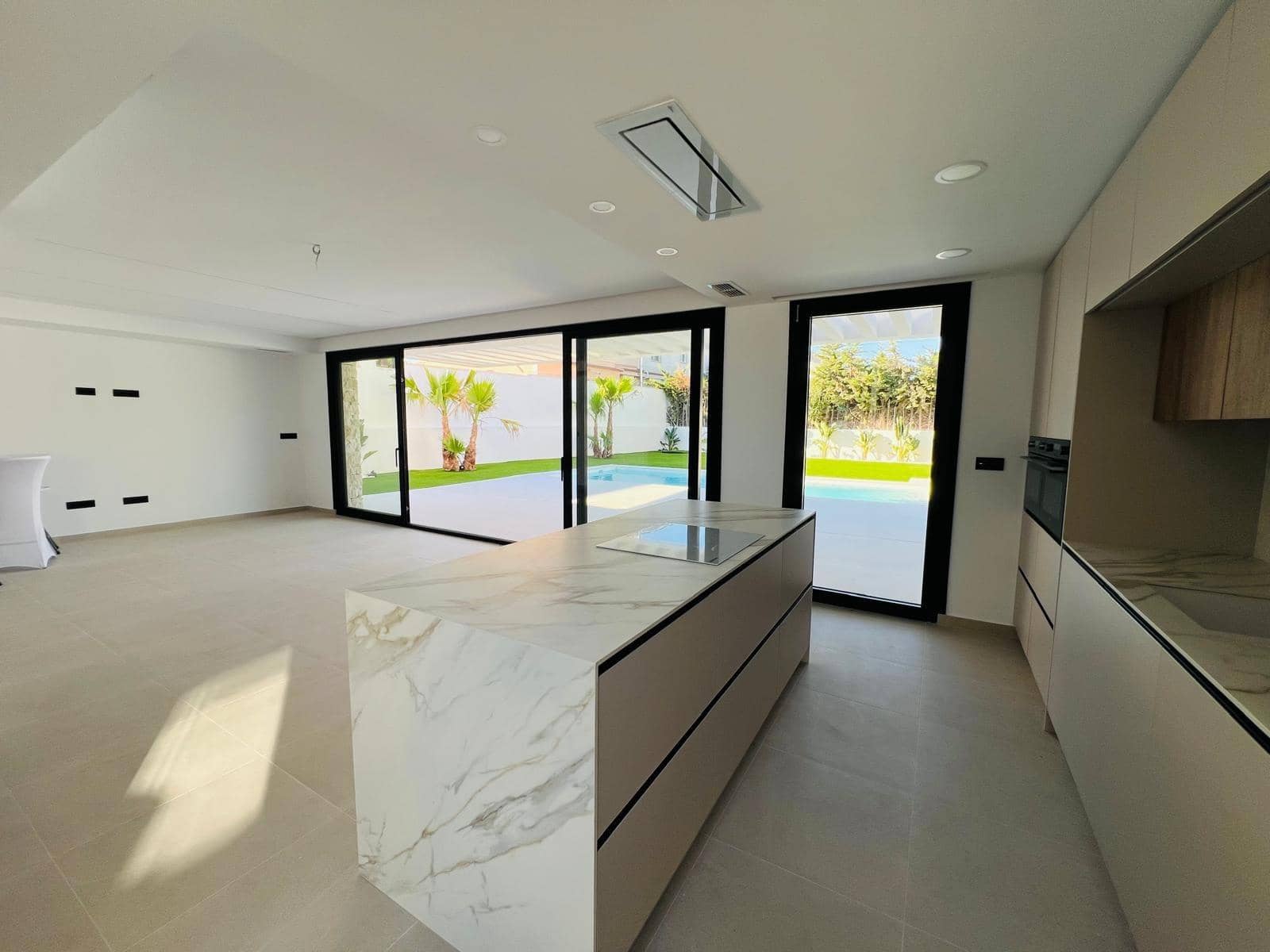 4 soverom Villa til salgs i Torrevieja med svømmebasseng garasje - € 850 000 (Ref: 9999698)
