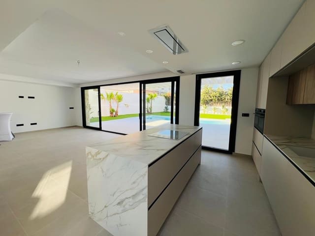 4 soverom Villa til salgs i Los Balcones - Los Altos, Torrevieja med svømmebasseng garasje - € 850 000 (Ref: 9999698)