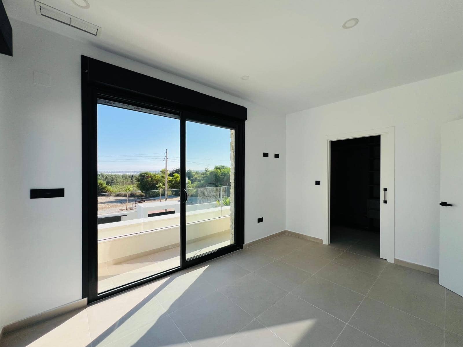 4 soverom Villa til salgs i Torrevieja med svømmebasseng garasje - € 850 000 (Ref: 9999698)