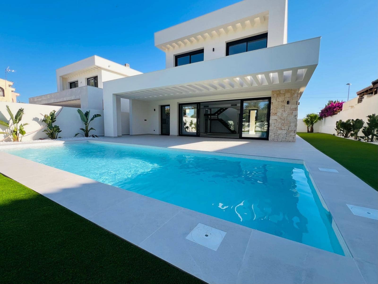 4 soverom Villa til salgs i Torrevieja med svømmebasseng garasje - € 850 000 (Ref: 9999698)