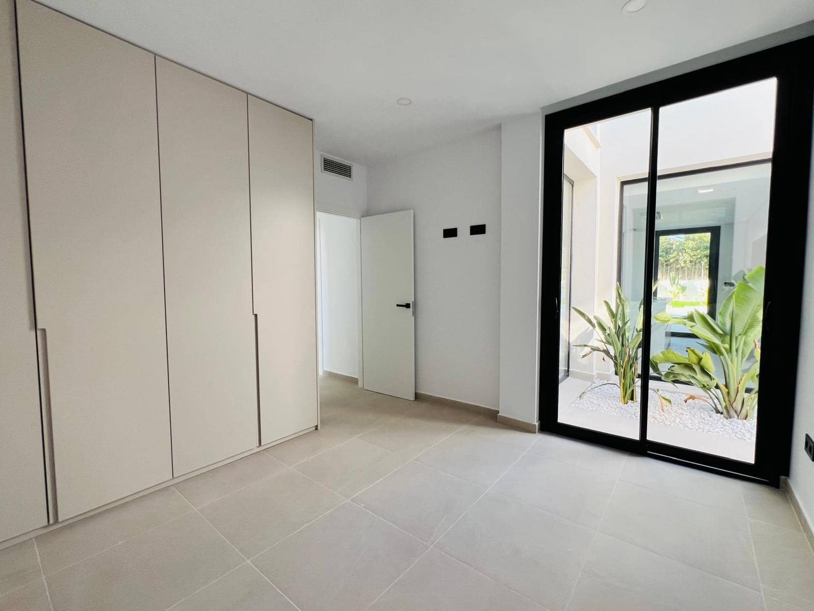 4 soverom Villa til salgs i Torrevieja med svømmebasseng garasje - € 850 000 (Ref: 9999698)