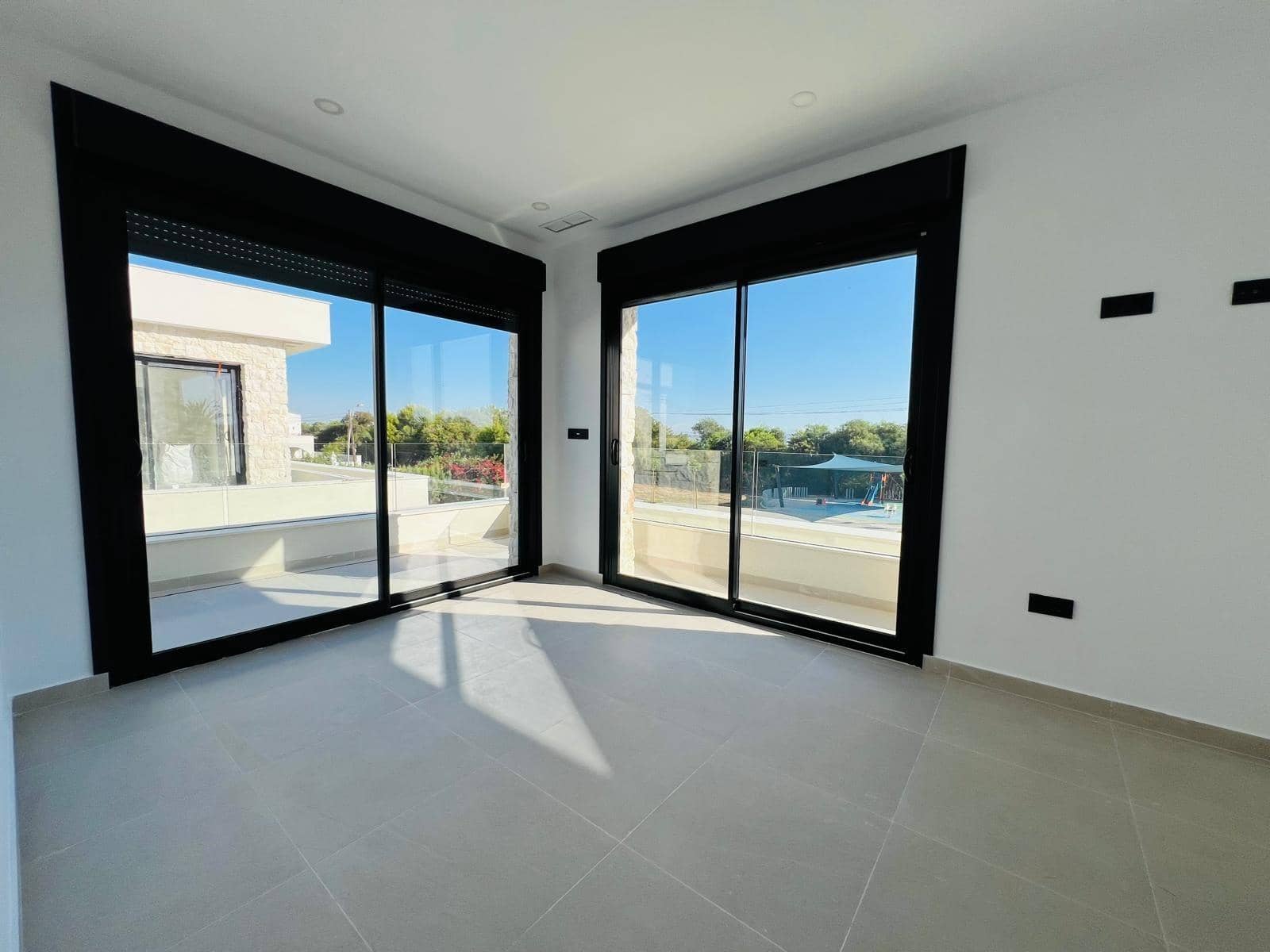4 soverom Villa til salgs i Torrevieja med svømmebasseng garasje - € 850 000 (Ref: 9999698)