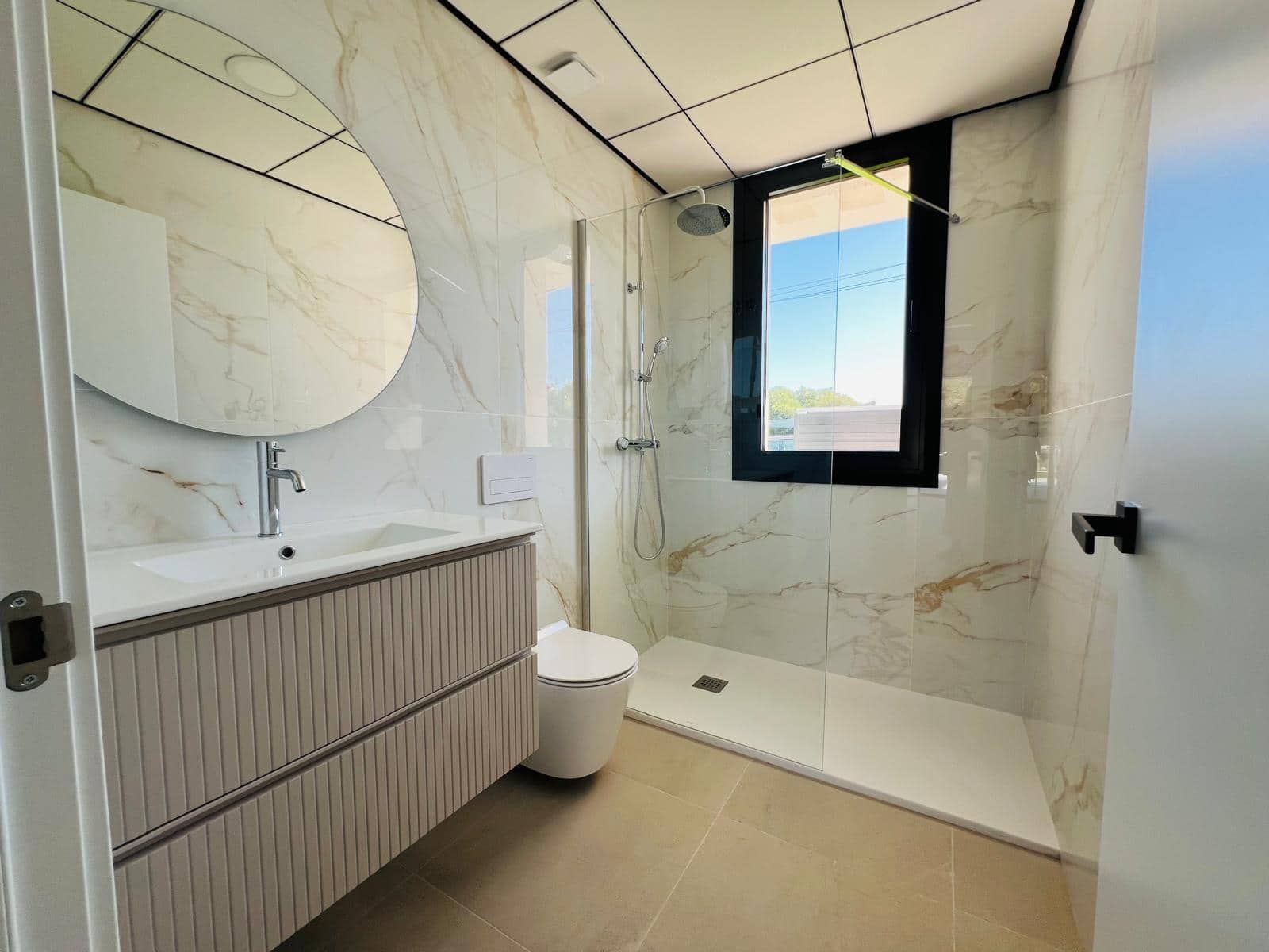 4 soverom Villa til salgs i Torrevieja med svømmebasseng garasje - € 850 000 (Ref: 9999698)