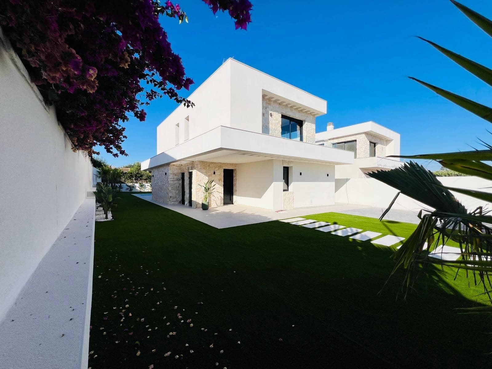 4 soverom Villa til salgs i Torrevieja med svømmebasseng garasje - € 850 000 (Ref: 9999698)