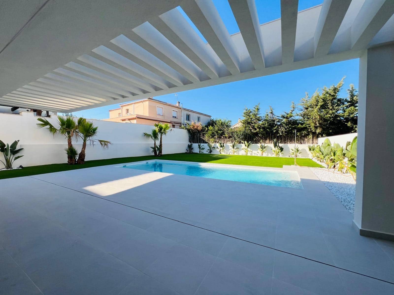 4 soverom Villa til salgs i Torrevieja med svømmebasseng garasje - € 850 000 (Ref: 9999698)
