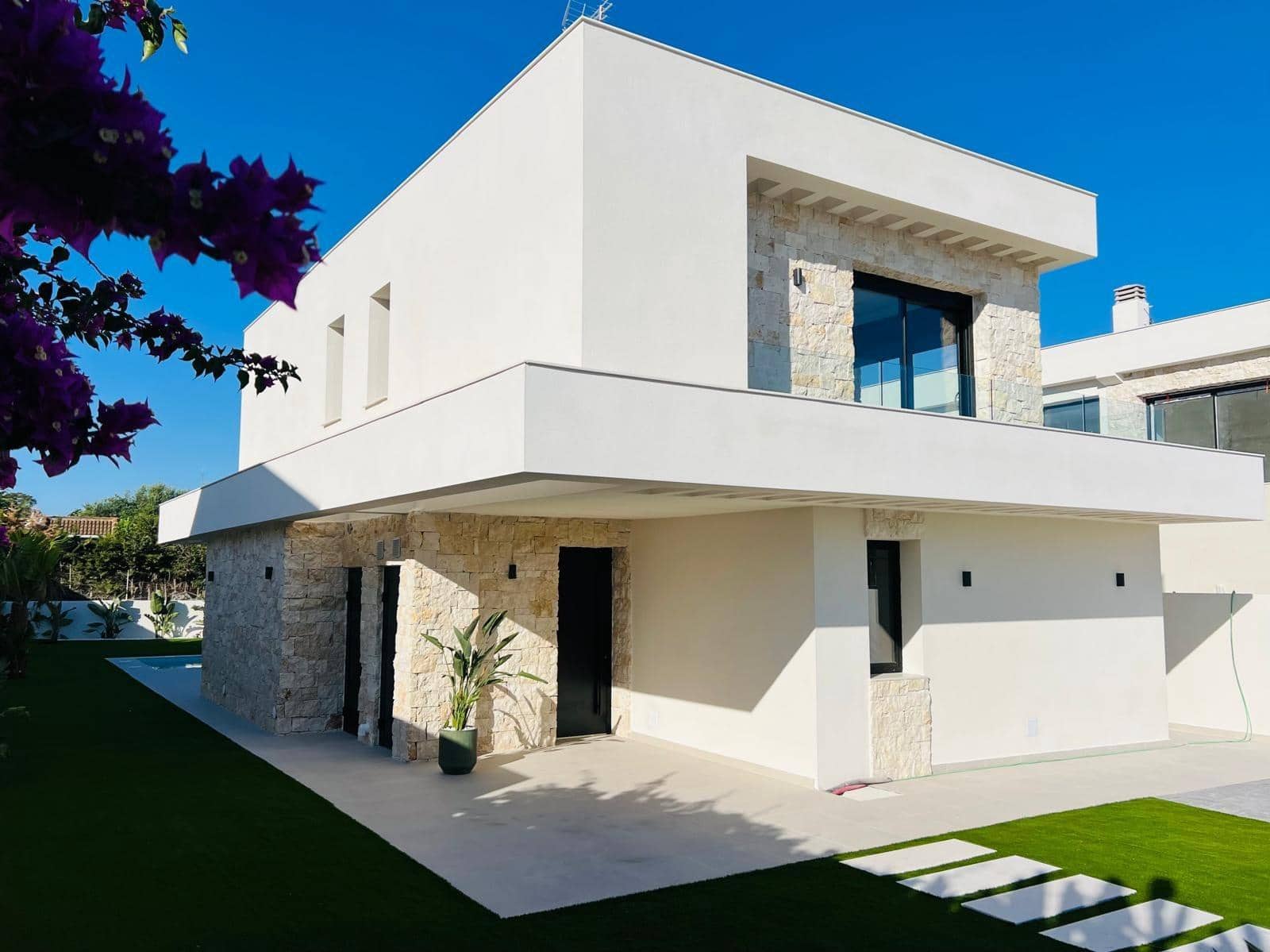 4 soverom Villa til salgs i Torrevieja med svømmebasseng garasje - € 850 000 (Ref: 9999698)