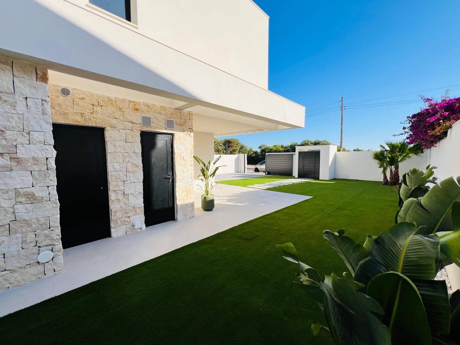 4 soverom Villa til salgs i Torrevieja med svømmebasseng garasje - € 850 000 (Ref: 9999698)