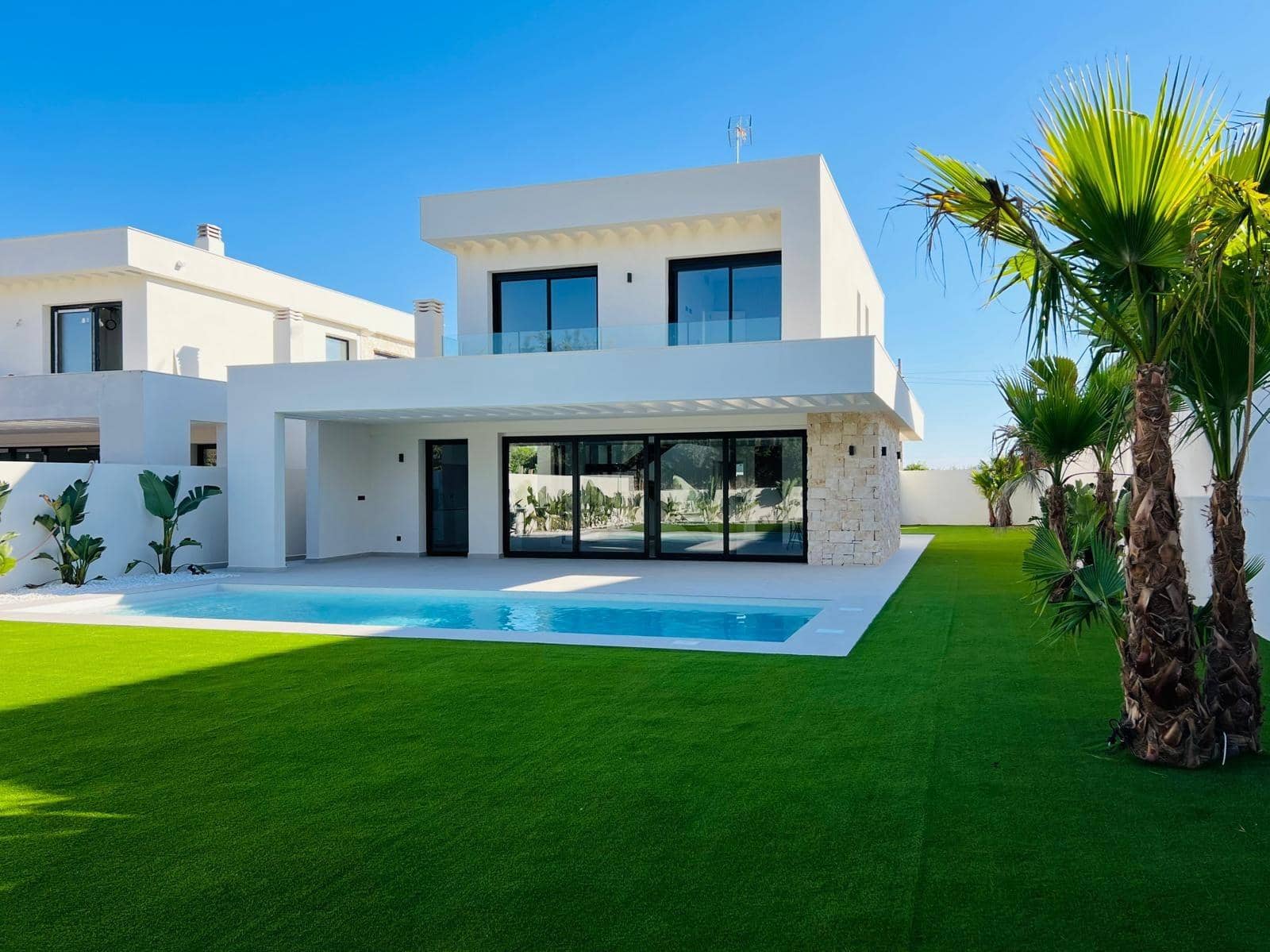 4 soverom Villa til salgs i Torrevieja med svømmebasseng garasje - € 850 000 (Ref: 9999698)