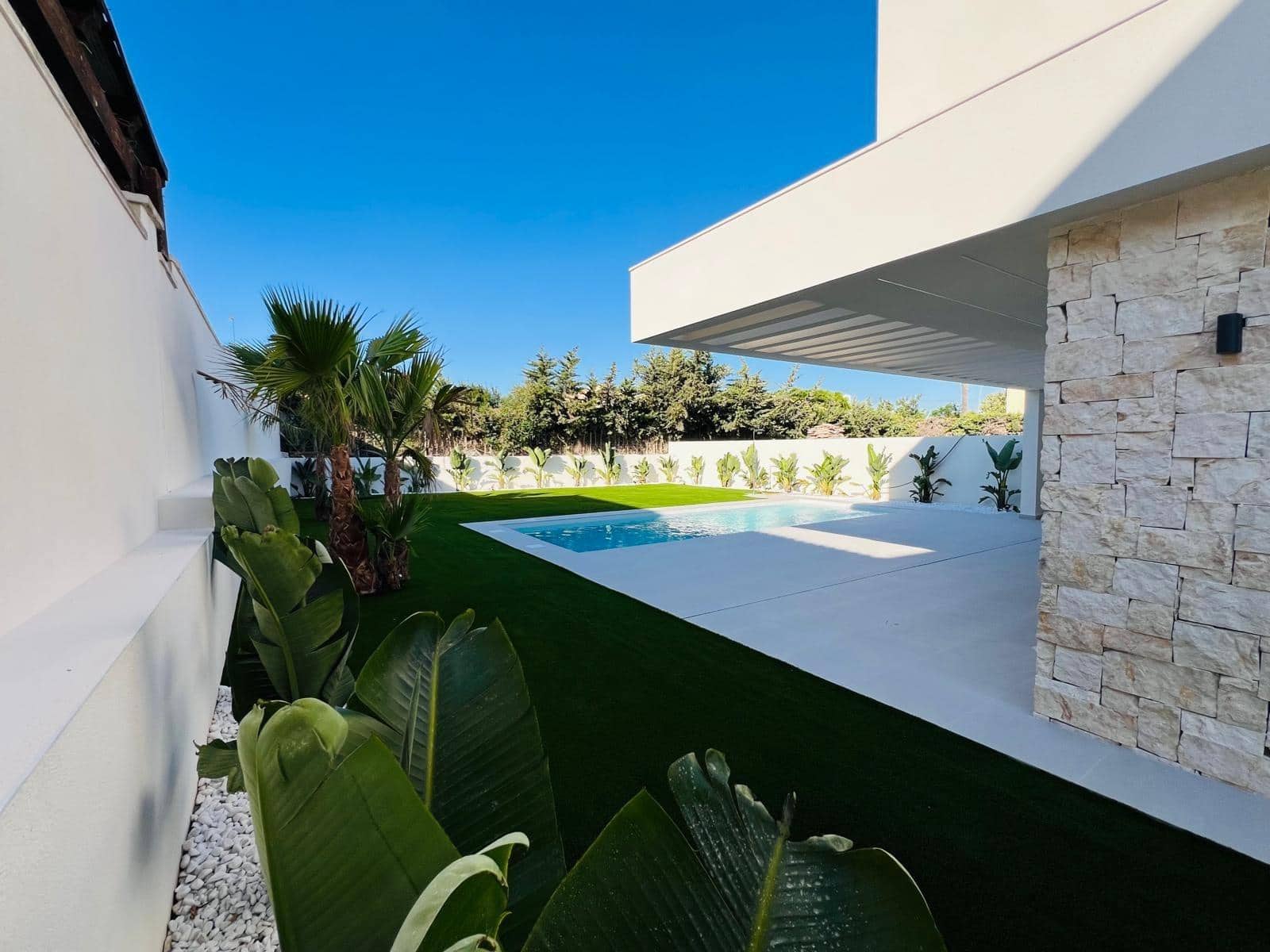 4 soverom Villa til salgs i Torrevieja med svømmebasseng garasje - € 850 000 (Ref: 9999698)