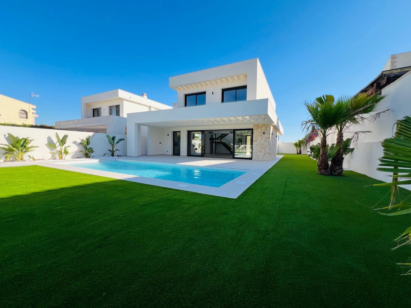 4 soverom Villa til salgs i Torrevieja med svømmebasseng garasje - € 850 000 (Ref: 9999698)