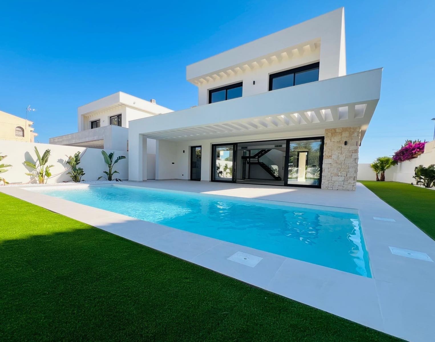 4 soverom Villa til salgs i Torrevieja med svømmebasseng garasje - € 850 000 (Ref: 9999698)