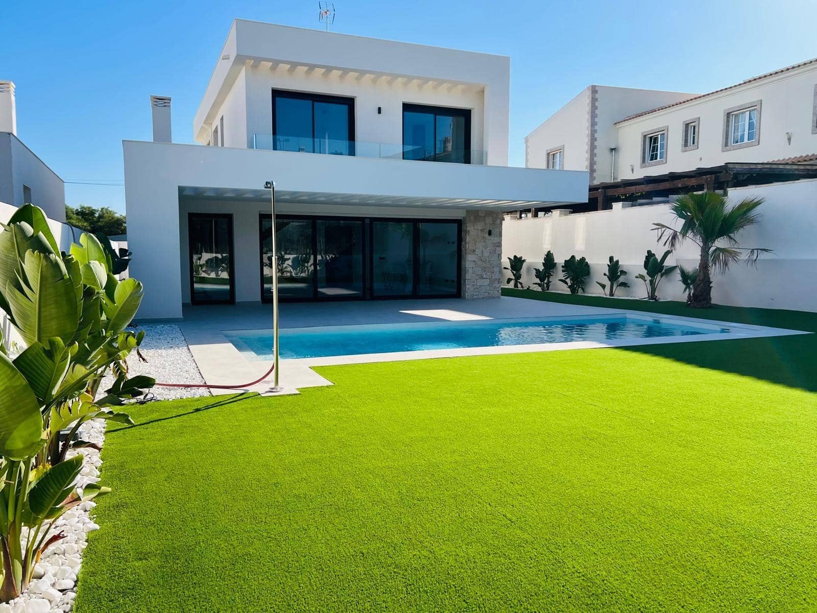 4 soverom Villa til salgs i Torrevieja med svømmebasseng garasje - € 850 000 (Ref: 9999698)