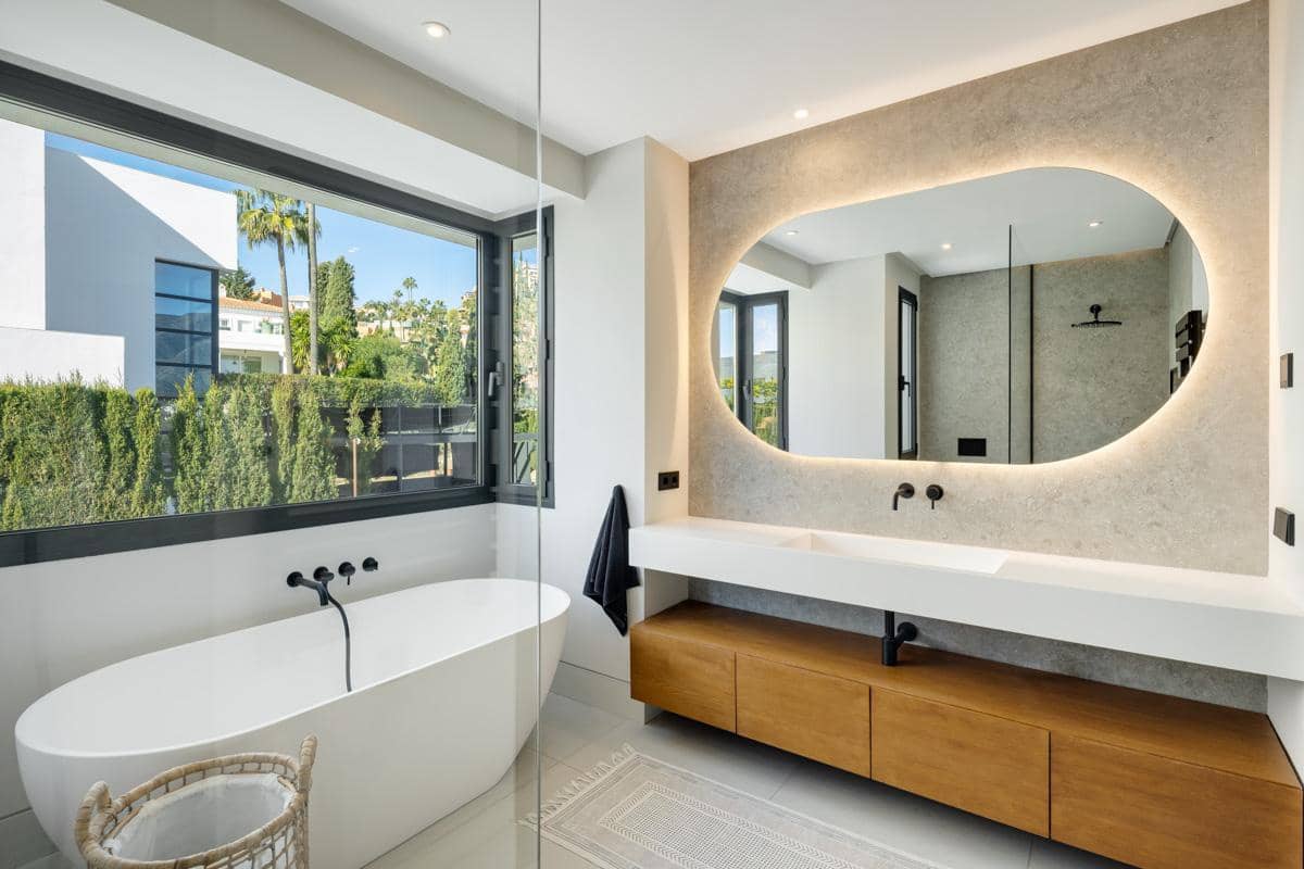 5 bedroom Villa for sale in Marbella with pool garage - € 3,750,000 (Ref: 9008307)