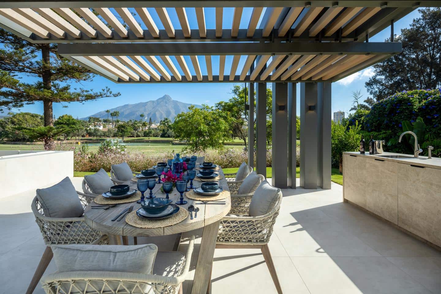 5 bedroom Villa for sale in Nueva Andalucia with pool garage - € 7,495,000 (Ref: 9031386)