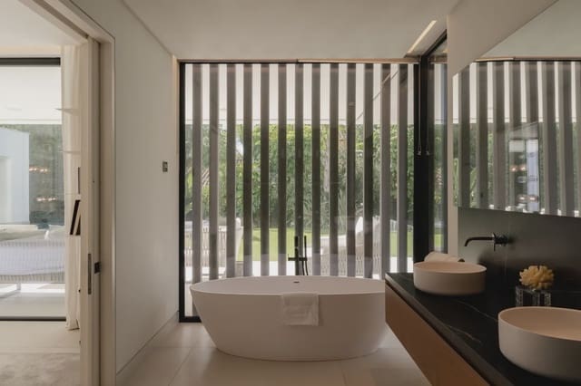 5 slaapkamer Villa te koop in Las Brisas, Marbella met zwembad garage - € 5.995.000 (Ref: 9077542)