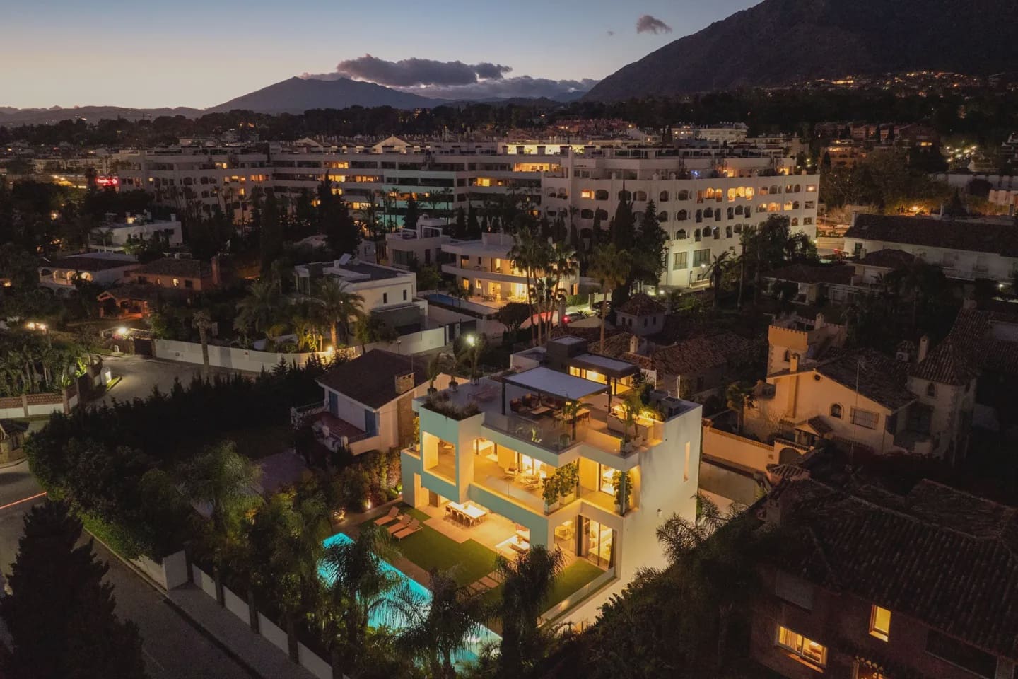 5 sypialnia Willa na sprzedaż w Marbella z basenem garażem - 11 900 000 € (Ref: 9077546)