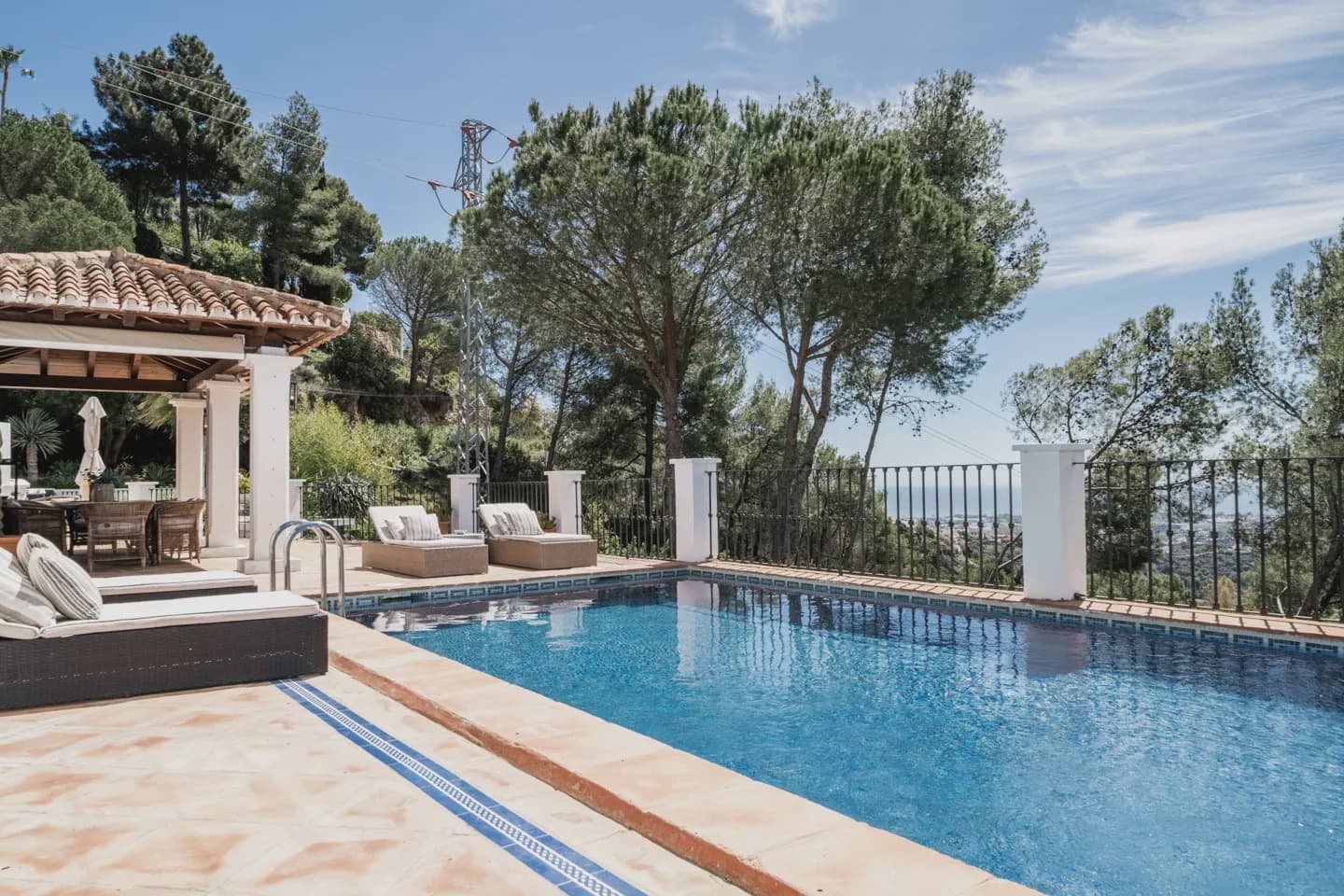 4 sovrum Villa till salu i Benahavis med pool garage - 2 250 000 € (Ref: 9078501)