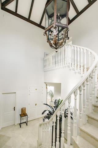 5 slaapkamer Villa te koop in La Concha - Resina Golf, Estepona met zwembad garage - € 1.495.000 (Ref: 9081844)