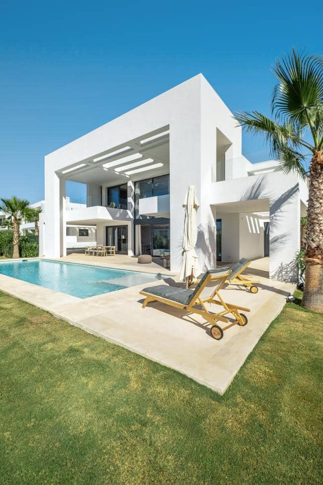 6 bedroom Villa for sale in El Paraiso with pool garage - € 2,995,000 (Ref: 9087161)
