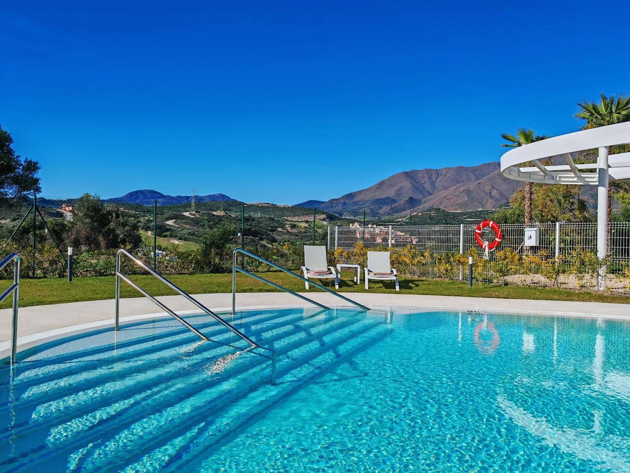 2 bedroom Apartment for sale in Estepona with pool garage - € 460,000 (Ref: 9181561)