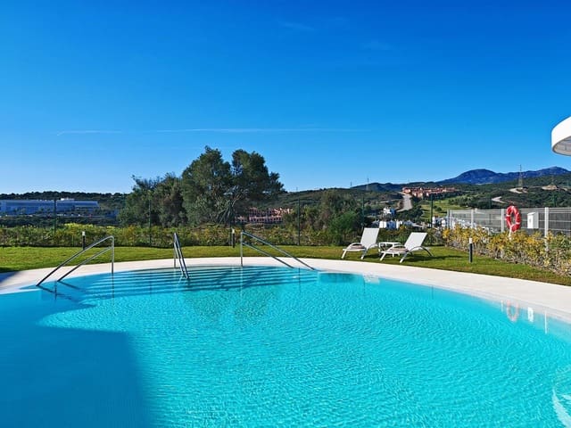 2 bedroom Apartment for sale in Guadalobón, Estepona with pool garage - € 460,000 (Ref: 9181561)