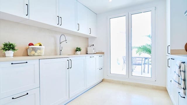 2 sovrum Lägenhet till salu i Los Naranjos, Marbella med pool garage - 560 000 € (Ref: 9211420)