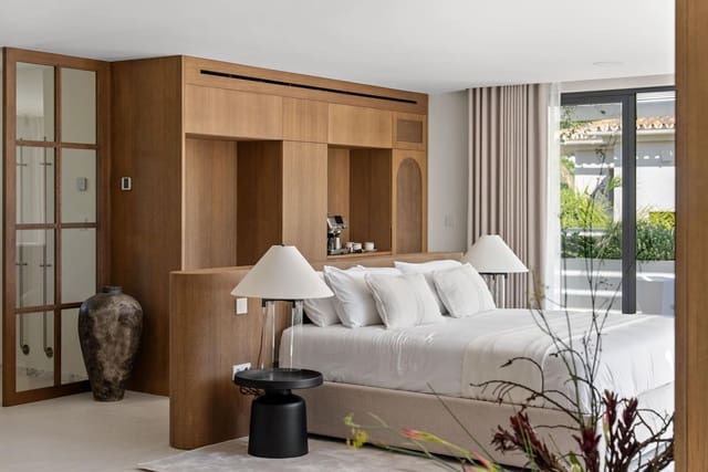 4 slaapkamer Villa te koop in Las Brisas, Marbella met zwembad garage - € 7.495.000 (Ref: 9220272)