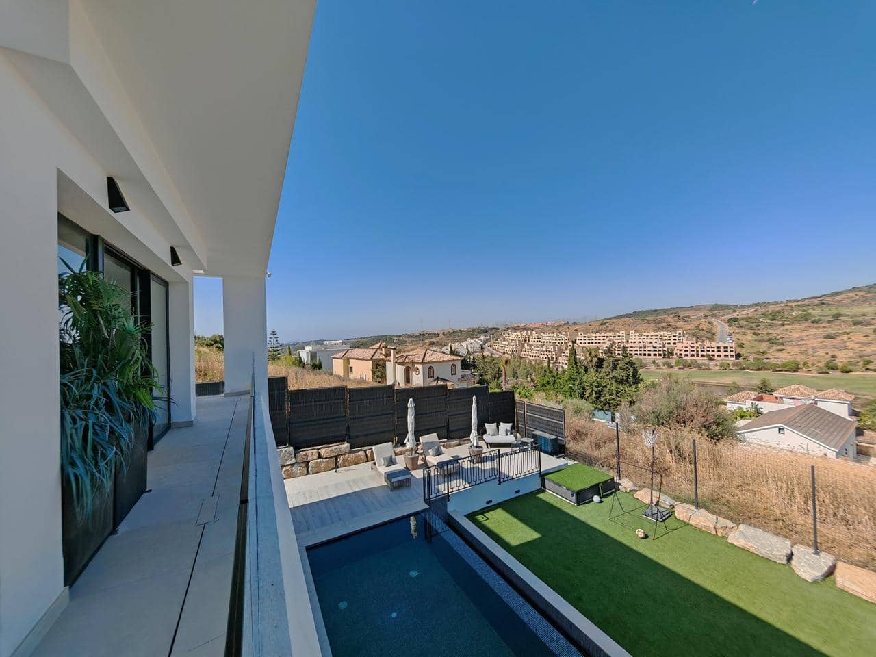 5 soverom Villa til salgs i Estepona med svømmebasseng garasje - € 1 690 000 (Ref: 9256580)