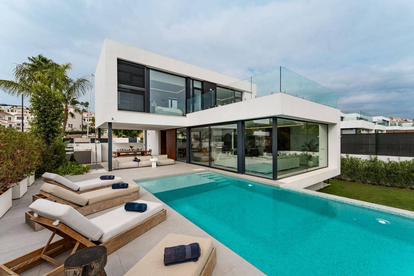 5 soverom Villa til salgs i El Paraiso med svømmebasseng garasje - € 1 790 000 (Ref: 9275336)