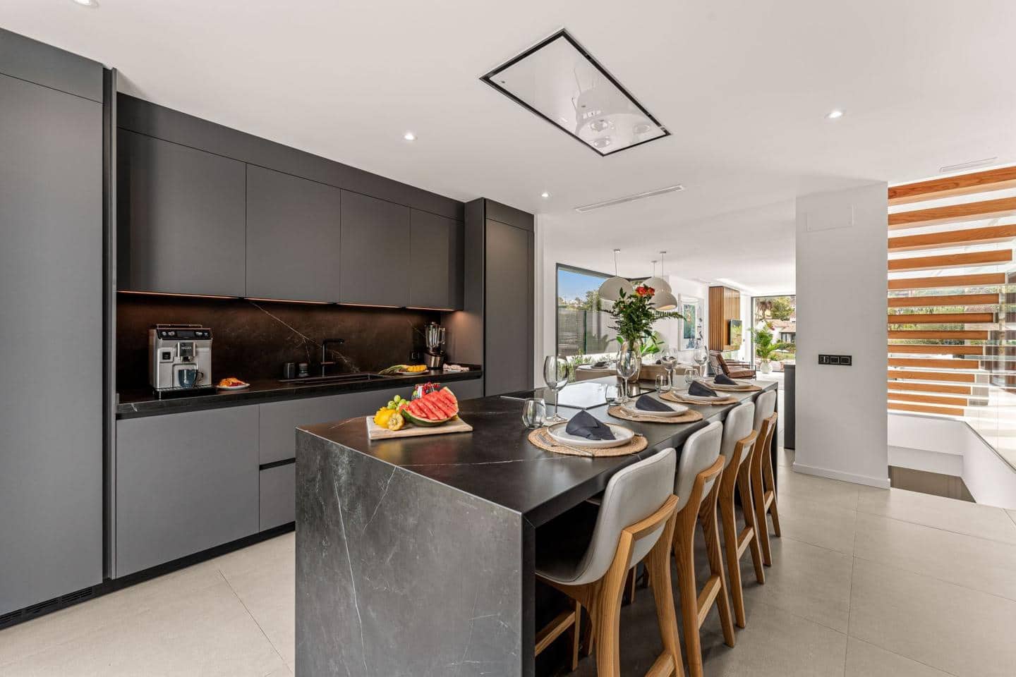 5 soverom Villa til salgs i El Paraiso med svømmebasseng garasje - € 1 790 000 (Ref: 9275336)