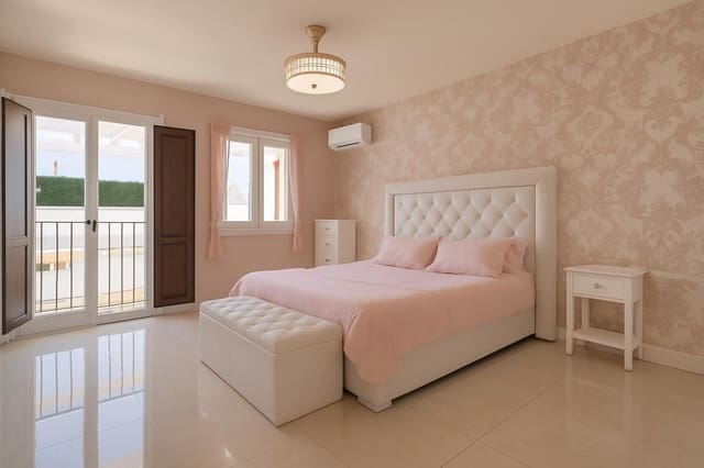 4 sovrum Villa till salu i El Paraiso, Estepona med pool garage - 650 000 € (Ref: 9308744)