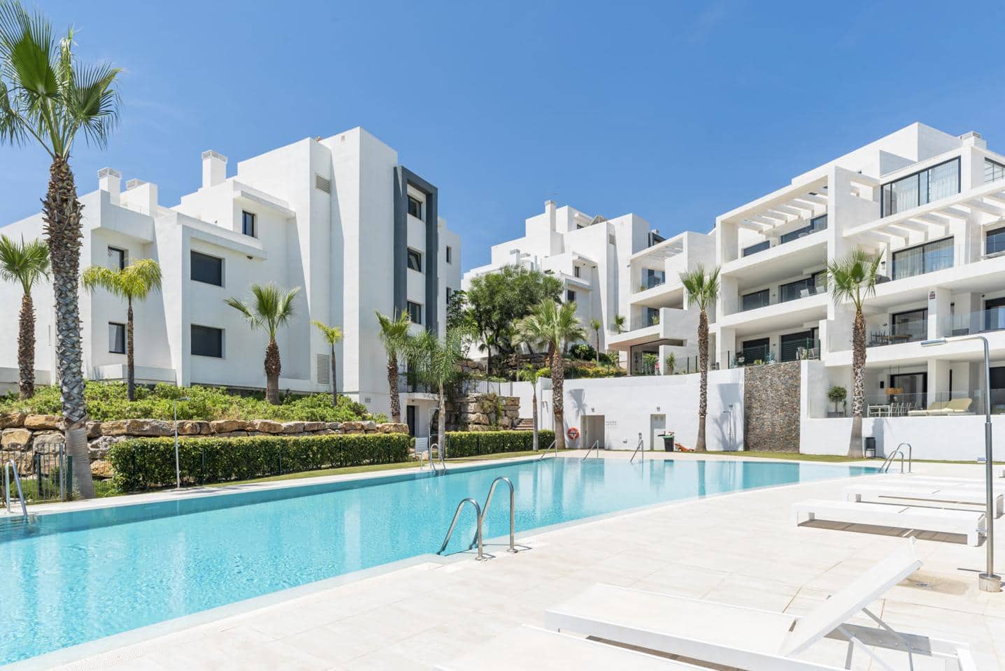 2 bedroom Apartment for sale in Estepona with pool garage - € 495,000 (Ref: 9329555)