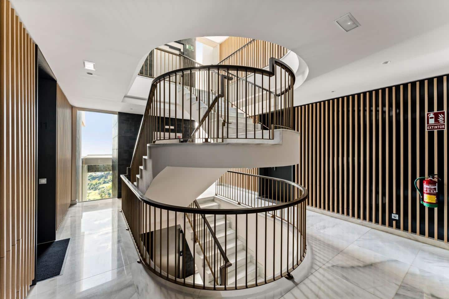 3 bedroom Apartment for sale in Benahavis with pool garage - € 2,149,000 (Ref: 9343079)