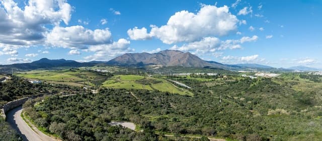 Ático de 3 habitaciones en Casares Pueblo, Casares en venta con piscina garaje - 1.017.000 € (Ref: 9426503)