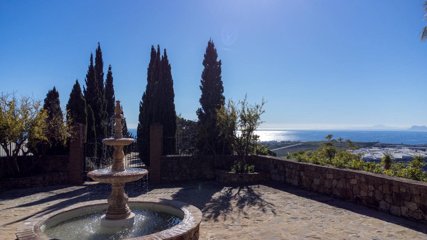 6 sovrum Finca/Hus på landet till salu i Estepona med pool garage - 1 395 000 € (Ref: 9426697)